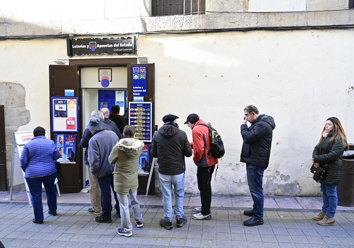 Cola de gente en una administración de Ordizia.