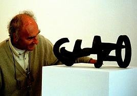 Eduardo Chillida observa una de sus obras expuestas en una imagen tomada en 1998.