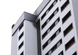 La fachada del bloque de viviendas de Errenteria afectado por el incendio de Nochevieja.