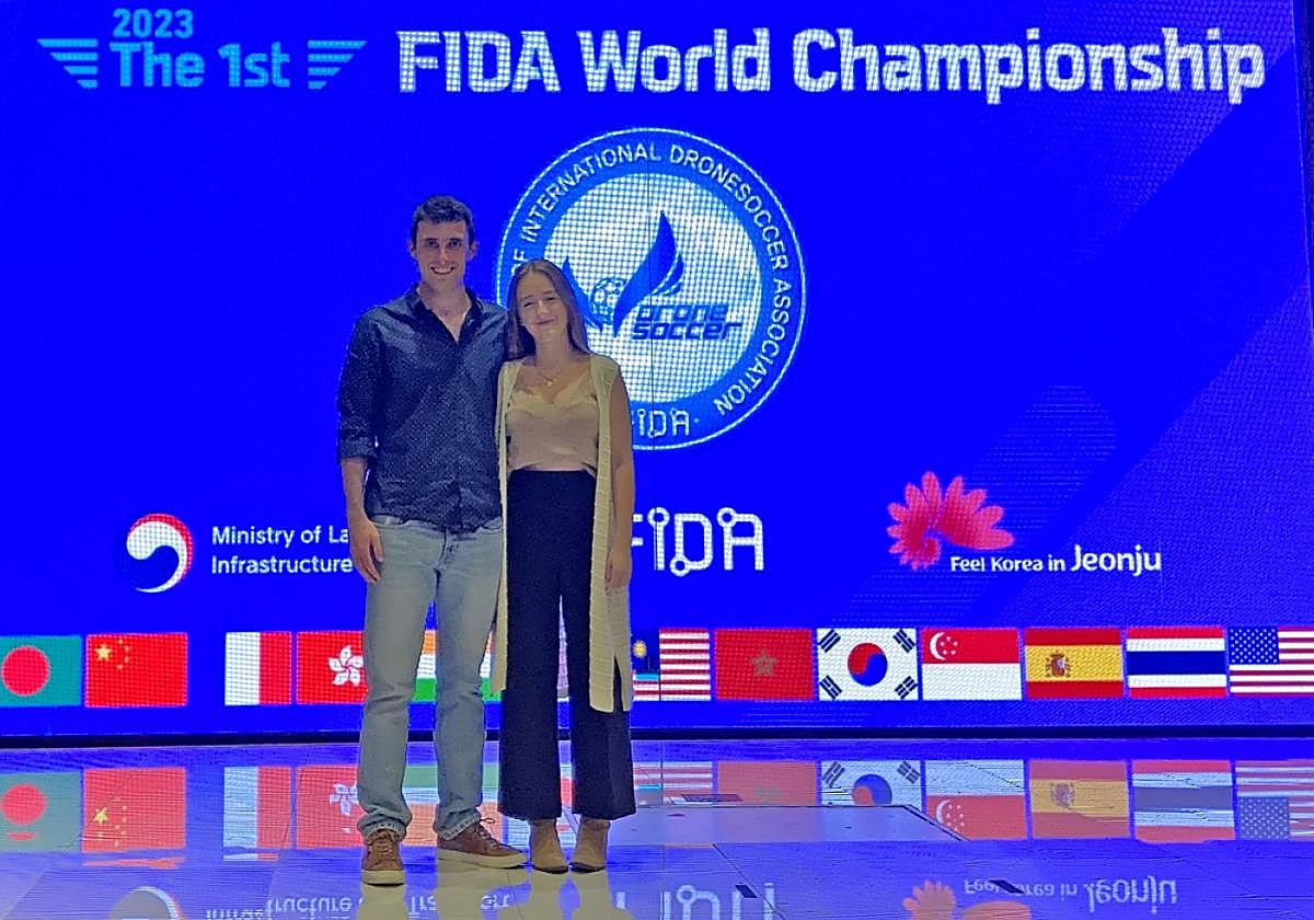 Nikolas y Nerea en Seúl, donde la Federación Internacional de Dronesoccer les admitió en sus filas.