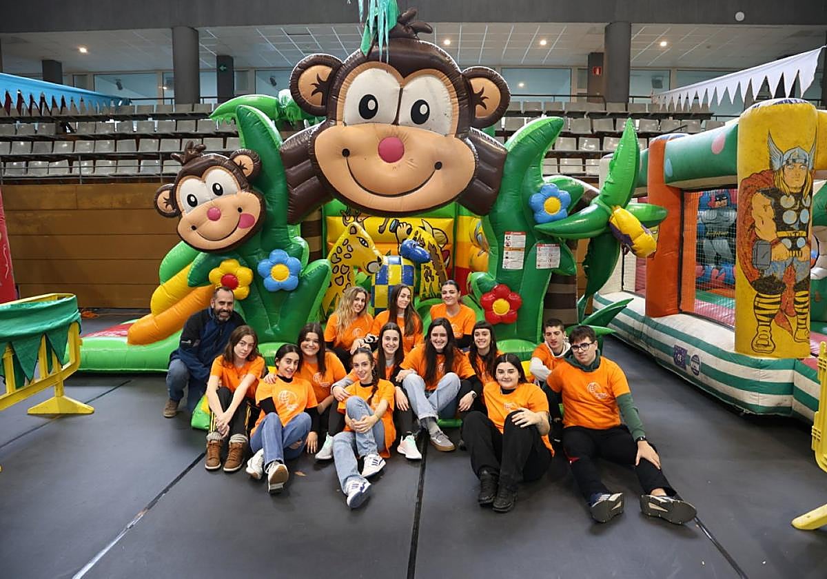 Los monitores del Parque Infantil de Navidad, preparados para tres días de actividades.
