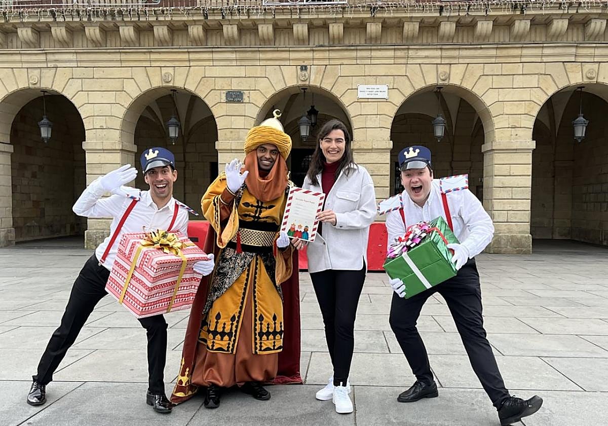 Los carteros reales, el paje de Baltasar y la delegada de Cultura presentaron ayer el programa organizado en torno a la llegada de los Reyes Magos.
