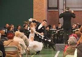 Los músicos de EMKE, acompañados de los bailarines Josune Gurrutxaga y Jon Menor, volverán a ser protagonistas este sábado.