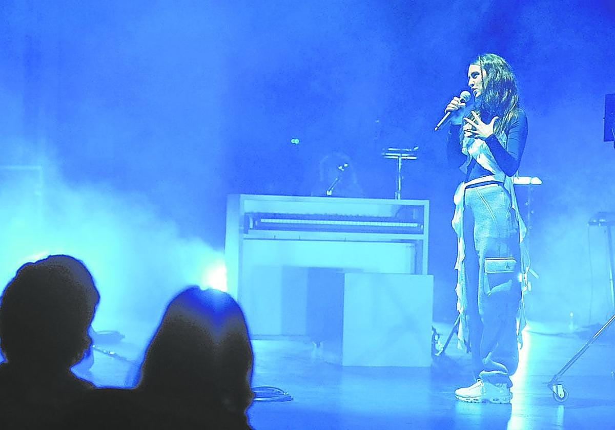 La artista de Mallabia repasó su nuevo disco 'Cerodenero' ante un Kursaal que se llenó para escuchar su regreso.