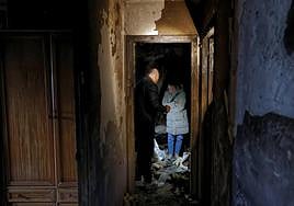 Sheila y su novio Hugo, víctima del incendio del edificio en Errenteria, muestran los daños de su casa.