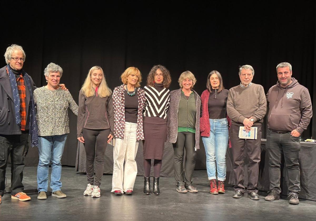 Miembros del jurado, representantes del ayuntamiento, las dos autoras galardonadas, la directora de Idazle Eskola y la hija de Karmele Igartua.