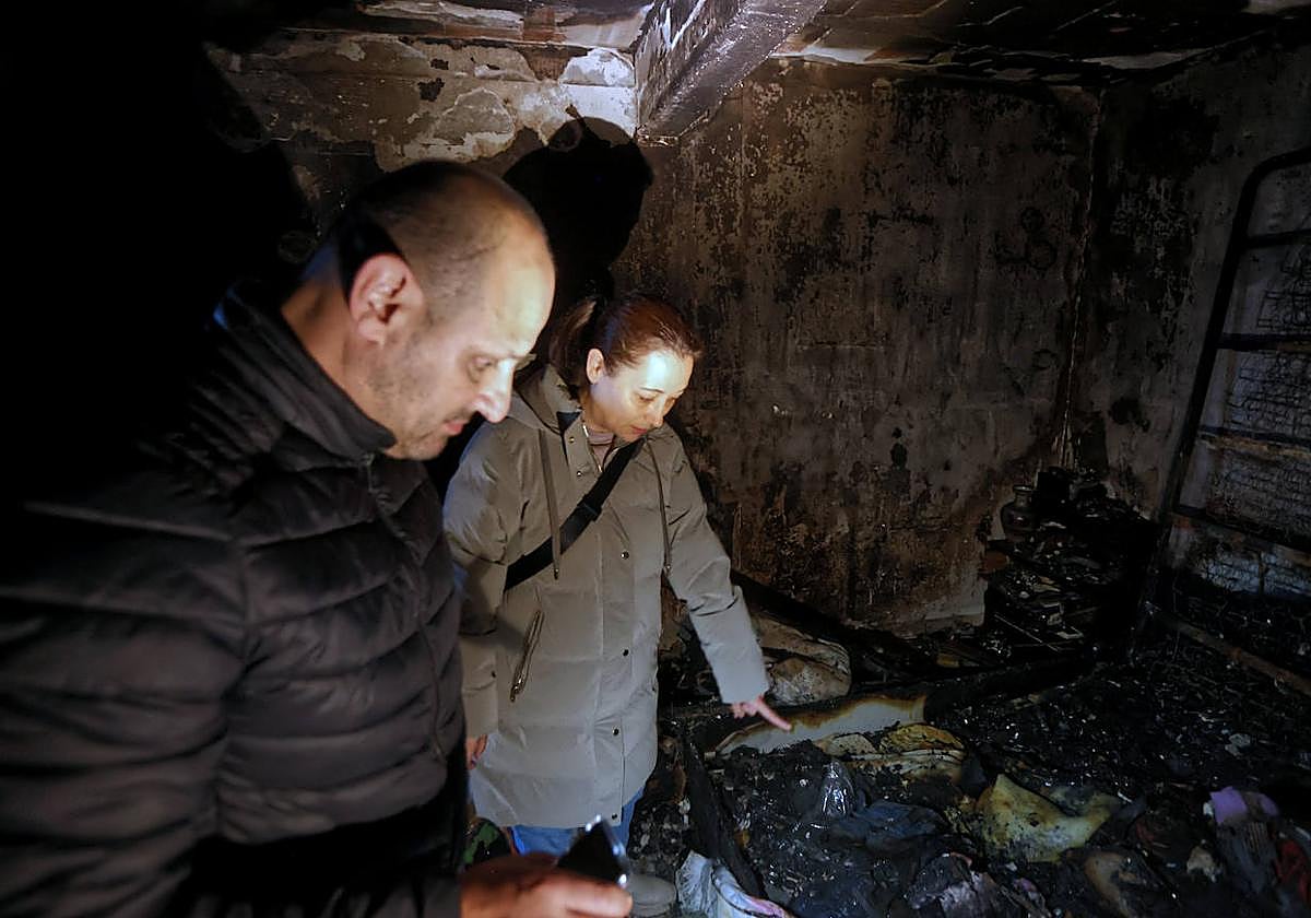 Sheila y su novio Hugo muestran el estado de uno de los dormitorios.