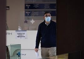 Un hombre hace uso de la mascarilla en un hospital para prevenir las infecciones respiratorias.