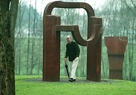 Eduardo Chillida entre sus esculturas.