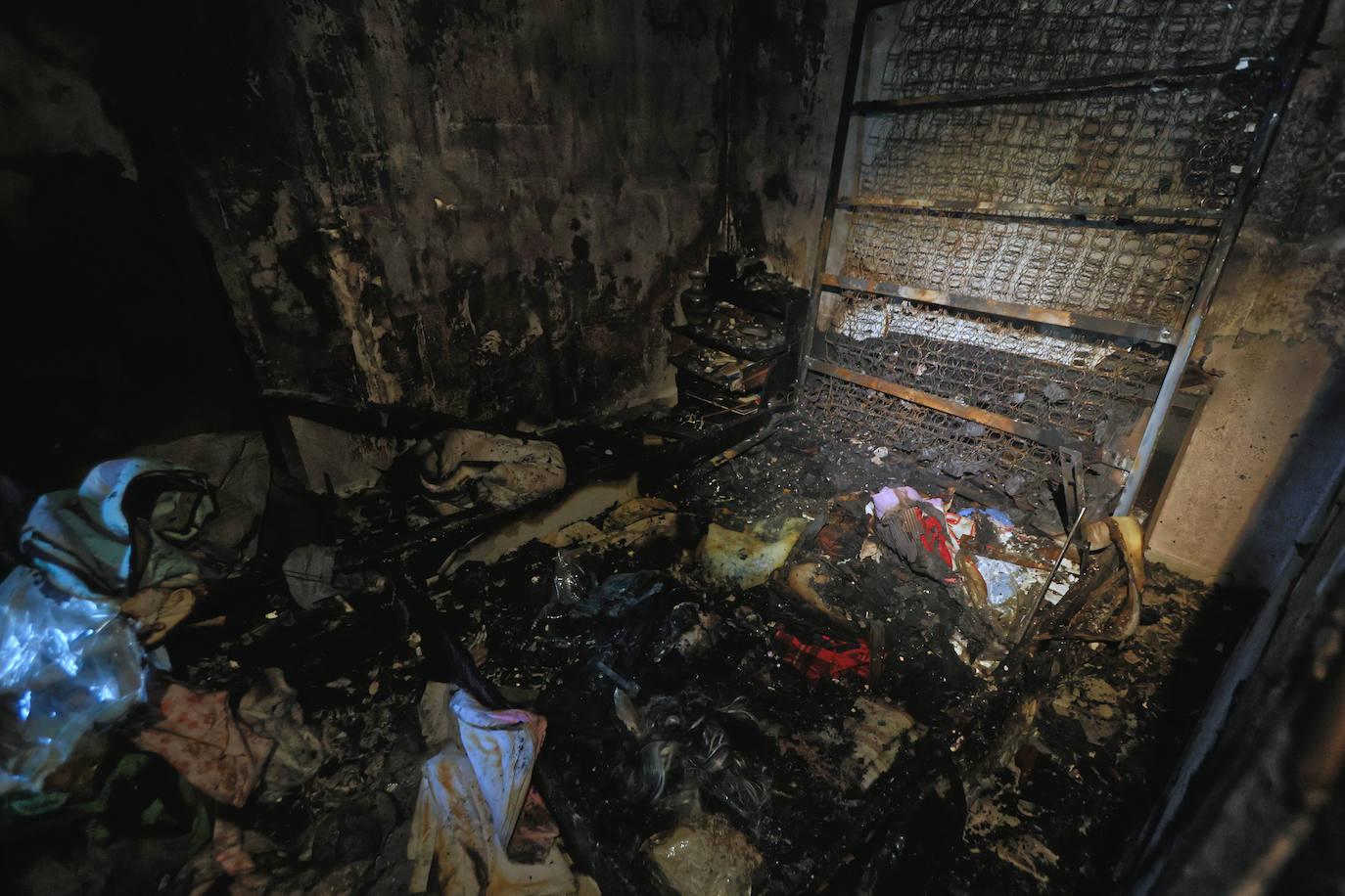 Fotos: La vivienda calcinada en Errenteria, desde dentro