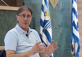 Lorenzo Juarros atiende a las preguntas en una de las dependencias del Málaga.