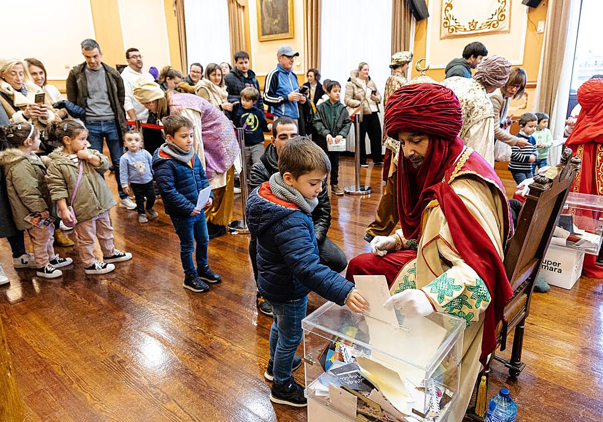 Los pajes de los Reyes Magos recogieron las primeras cartas