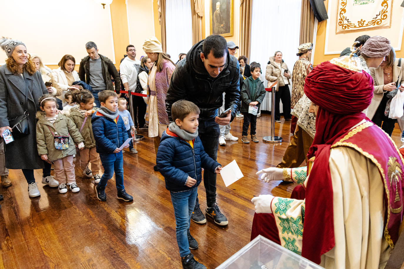 Los pajes de los Reyes Magos recogieron las primeras cartas