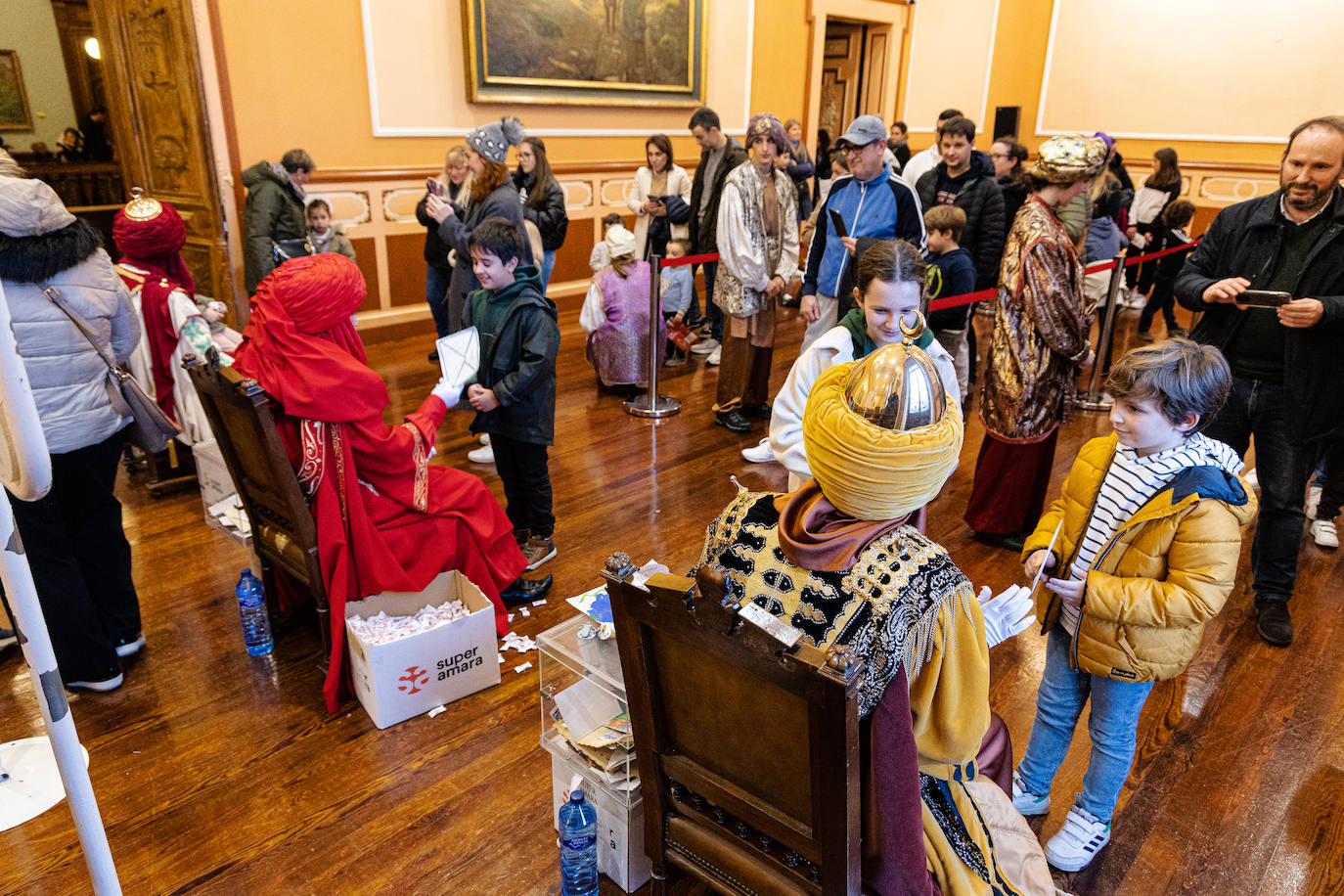 Los pajes de los Reyes Magos recogieron las primeras cartas