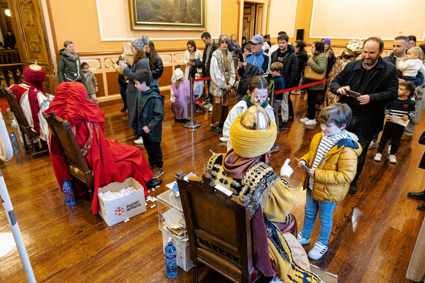 Los pajes de los Reyes Magos recogieron las primeras cartas