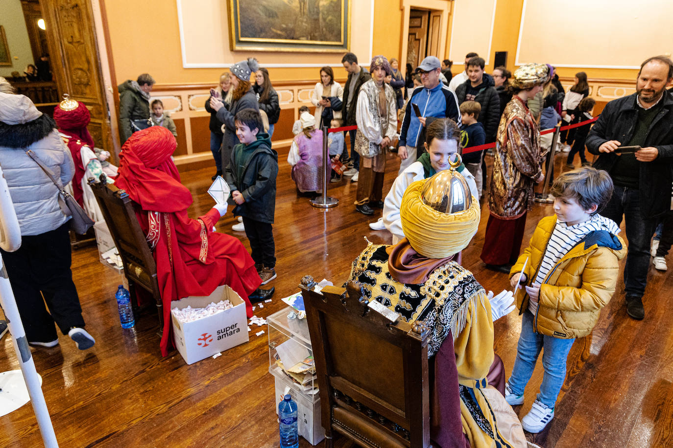 Los pajes de los Reyes Magos recogieron las primeras cartas