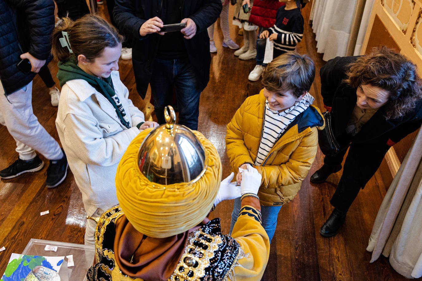 Los pajes de los Reyes Magos recogieron las primeras cartas