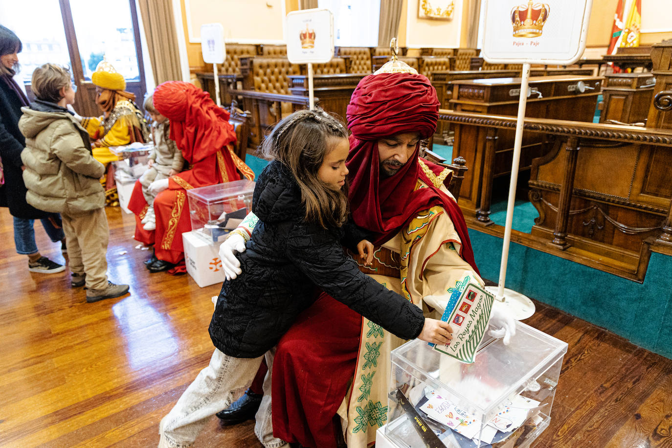 Los pajes de los Reyes Magos recogieron las primeras cartas
