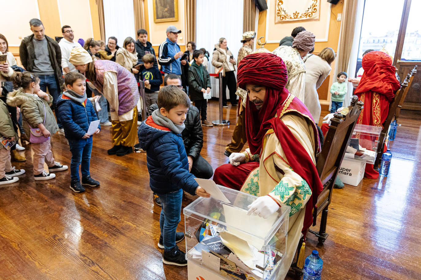 Los pajes de los Reyes Magos recogieron las primeras cartas