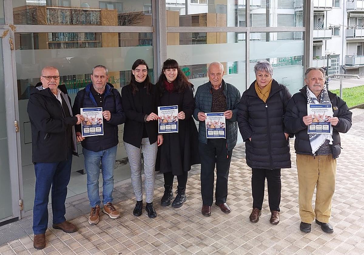 La delegada, Nuria Alzaga, y la psicóloga, Amagoia Caballero, en el centro, junto con los representantes de Artia, Lapice y Ventas.
