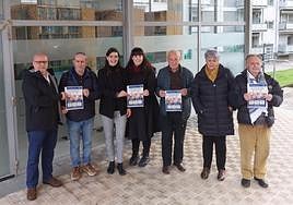 La delegada, Nuria Alzaga, y la psicóloga, Amagoia Caballero, en el centro, junto con los representantes de Artia, Lapice y Ventas.