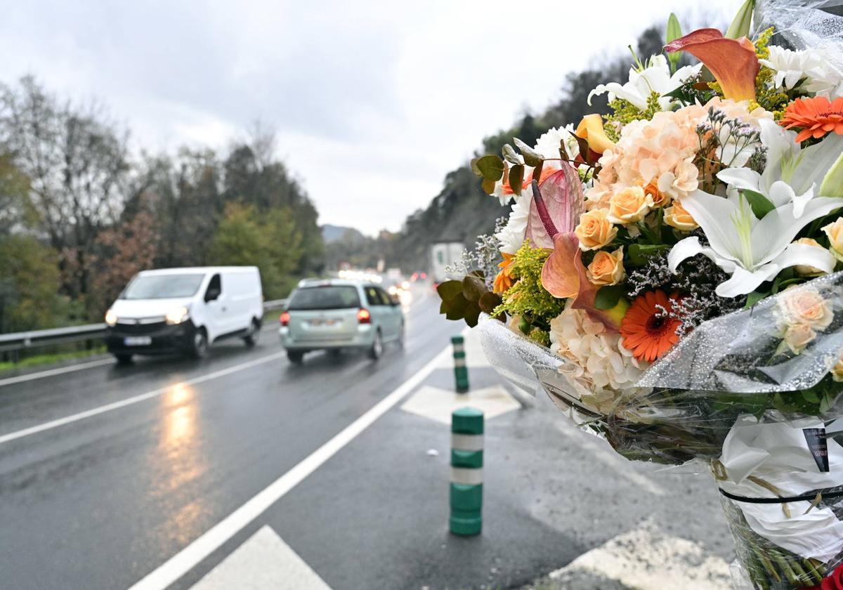 Ramo de flores en el tramo de Lezo donde dos jóvenes perdieron la vida la madrugada del 3 de diciembre.