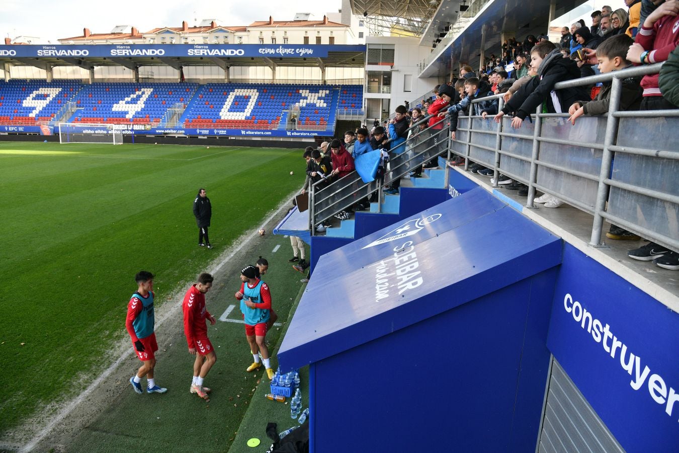 El Eibar calienta con su afición el derbi de Copa
