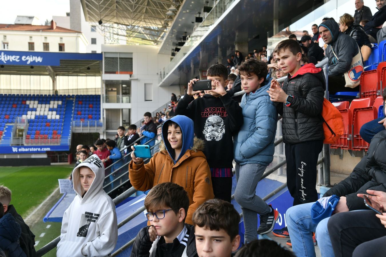 El Eibar calienta con su afición el derbi de Copa