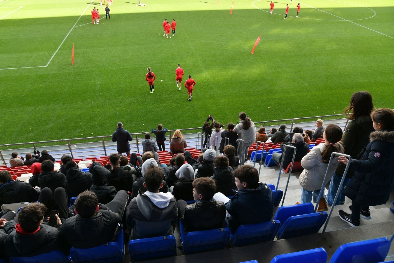 El Eibar calienta con su afición el derbi de Copa