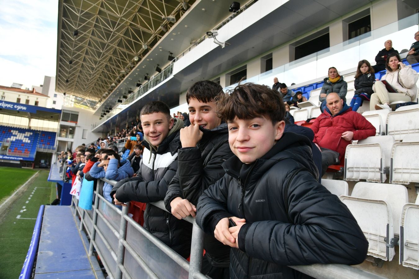 El Eibar calienta con su afición el derbi de Copa