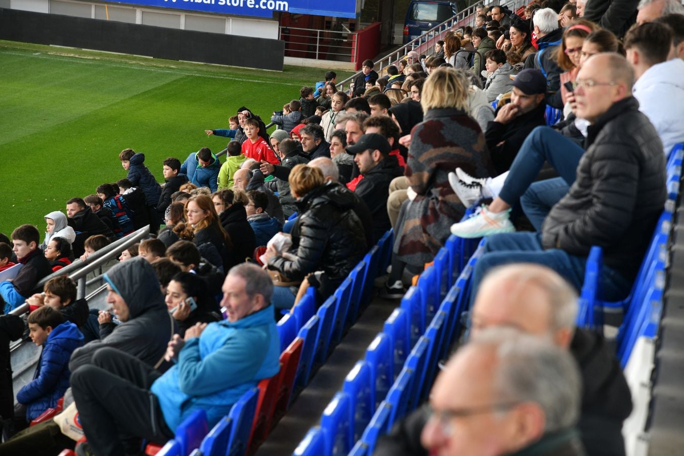 El Eibar calienta con su afición el derbi de Copa
