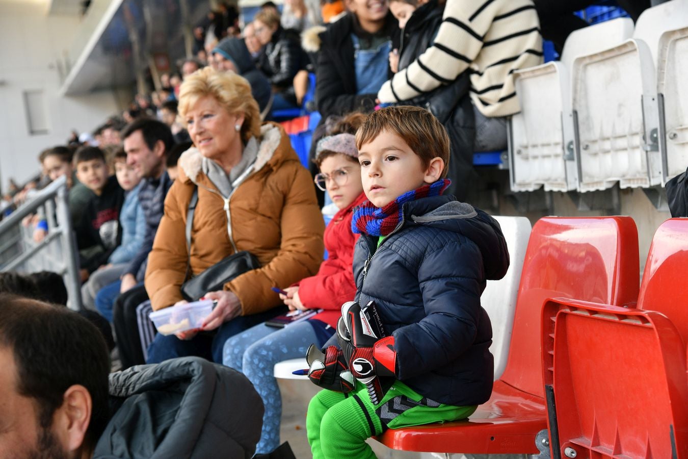 El Eibar calienta con su afición el derbi de Copa