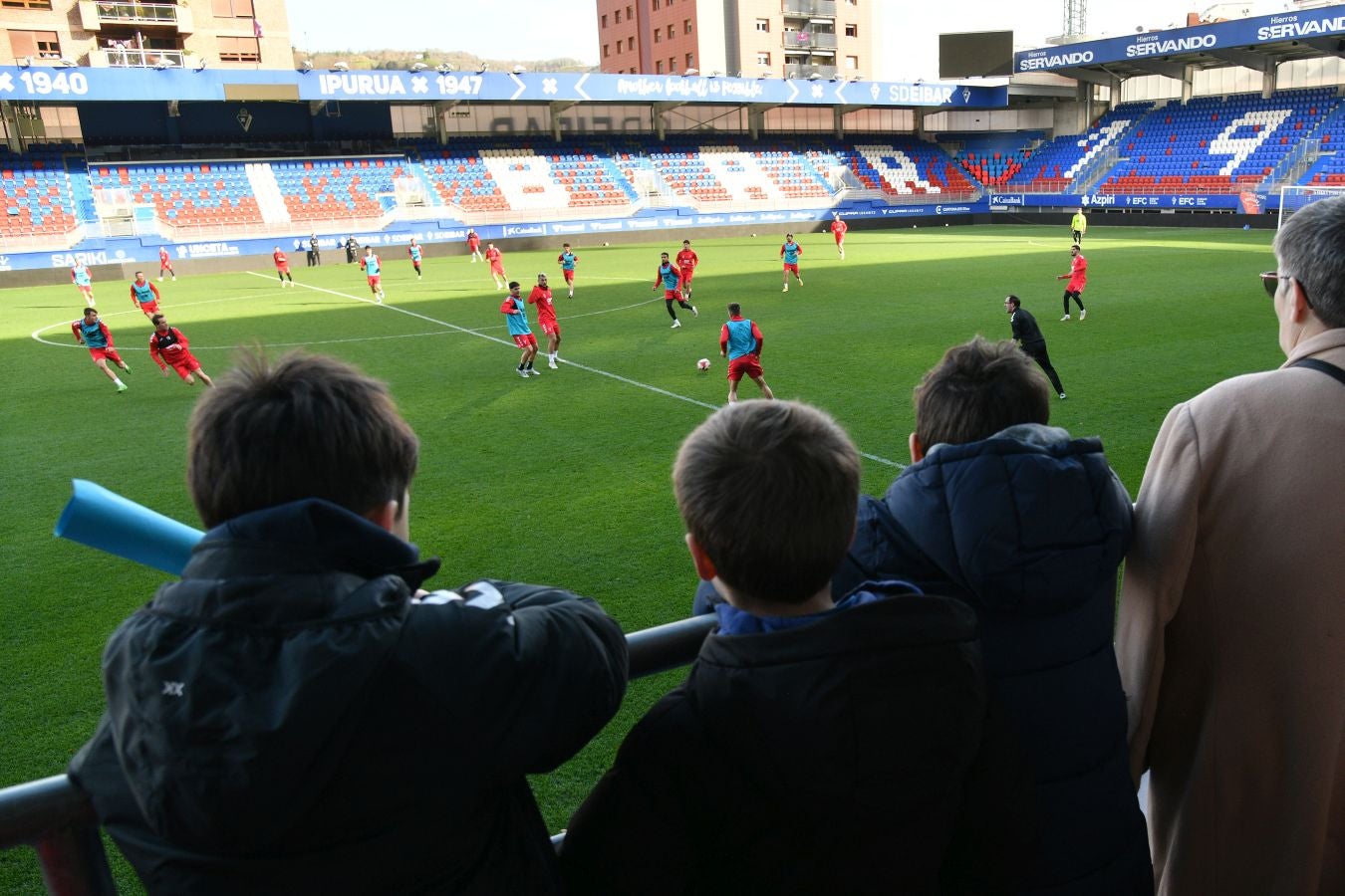 El Eibar calienta con su afición el derbi de Copa