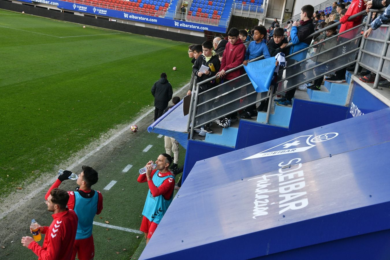 El Eibar calienta con su afición el derbi de Copa