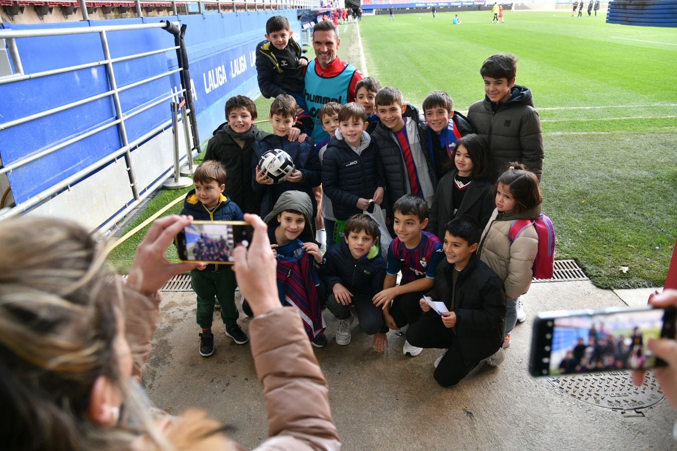 El Eibar calienta con su afición el derbi de Copa