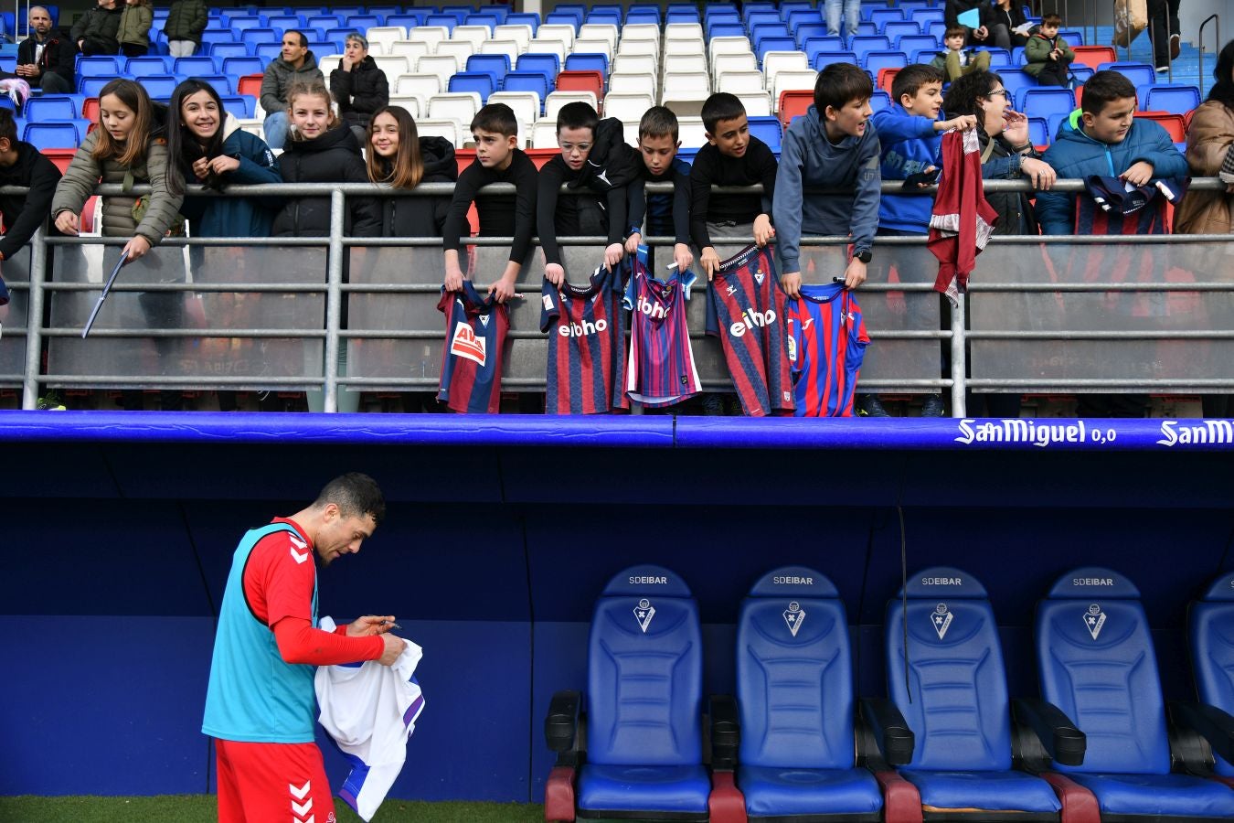 El Eibar calienta con su afición el derbi de Copa