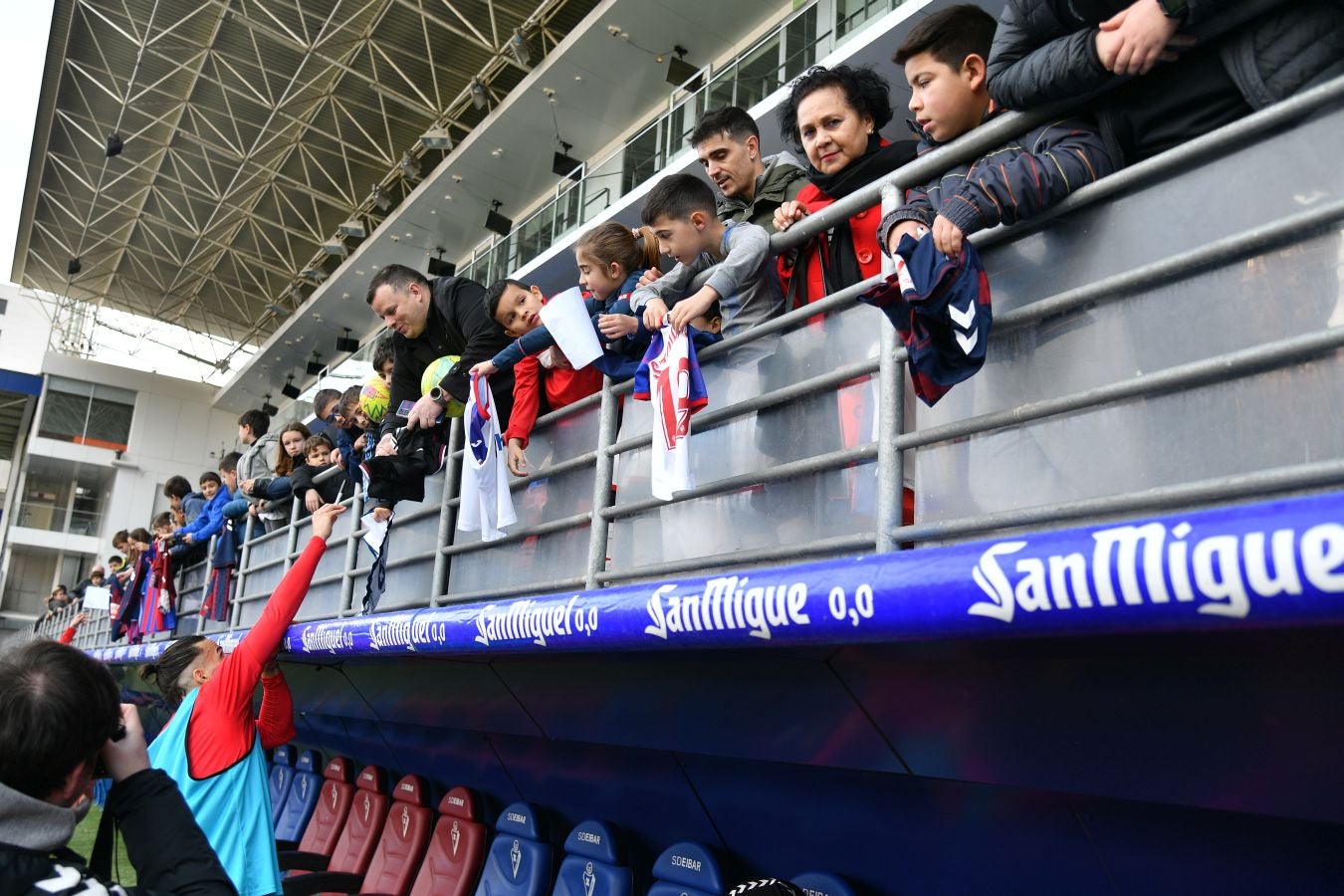 El Eibar calienta con su afición el derbi de Copa