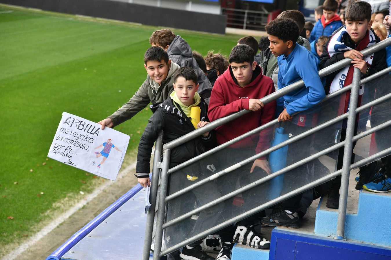 El Eibar calienta con su afición el derbi de Copa