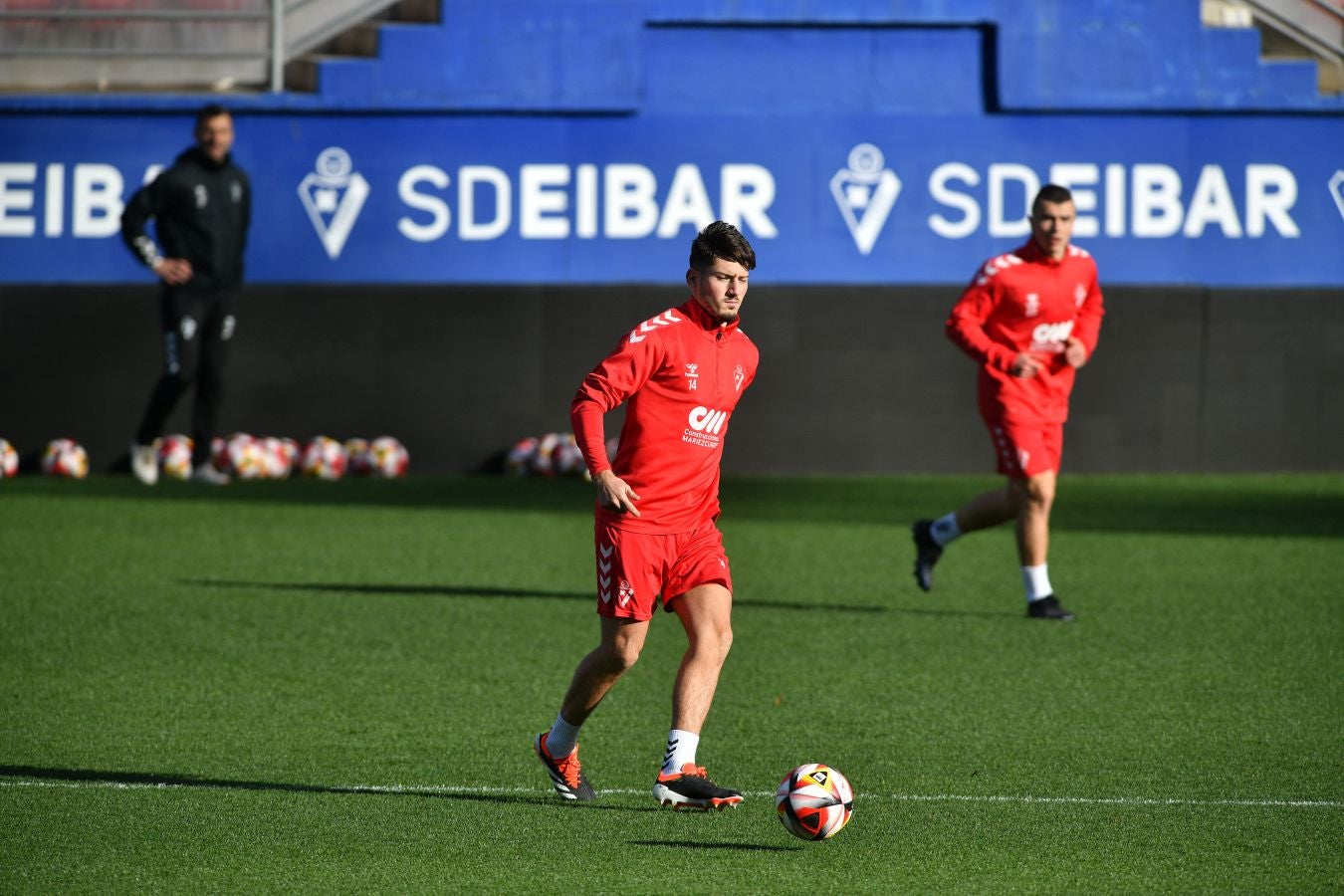 El Eibar calienta con su afición el derbi de Copa