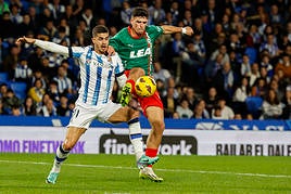 André Silva pelea con Javi López en Anoeta
