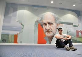 Nextor Otaño, Nexgraff, posa frente a la pared de la sala de redacción de DV donde ha plasmado su homenaje a Chillida.