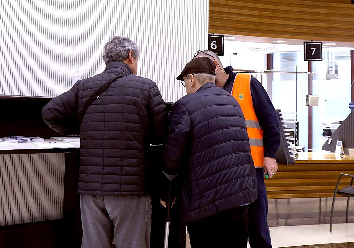 Varios afectados reclaman en la sede central de Hacienda de Errotaburu las compensaciones por el error del IRPF.