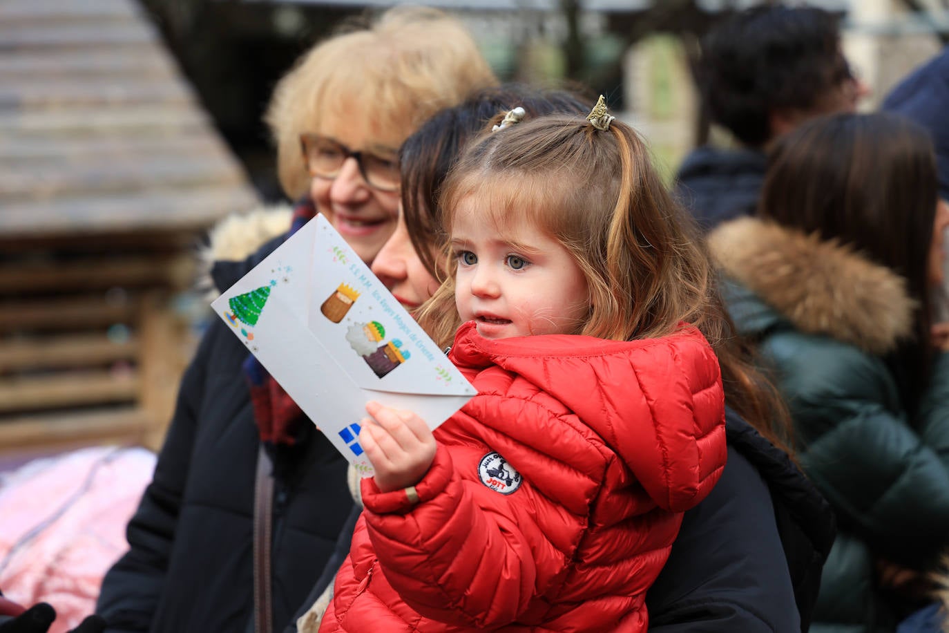 Emoción e ilusión en la entrega de cartas a los Reyes Magos en Tolosa