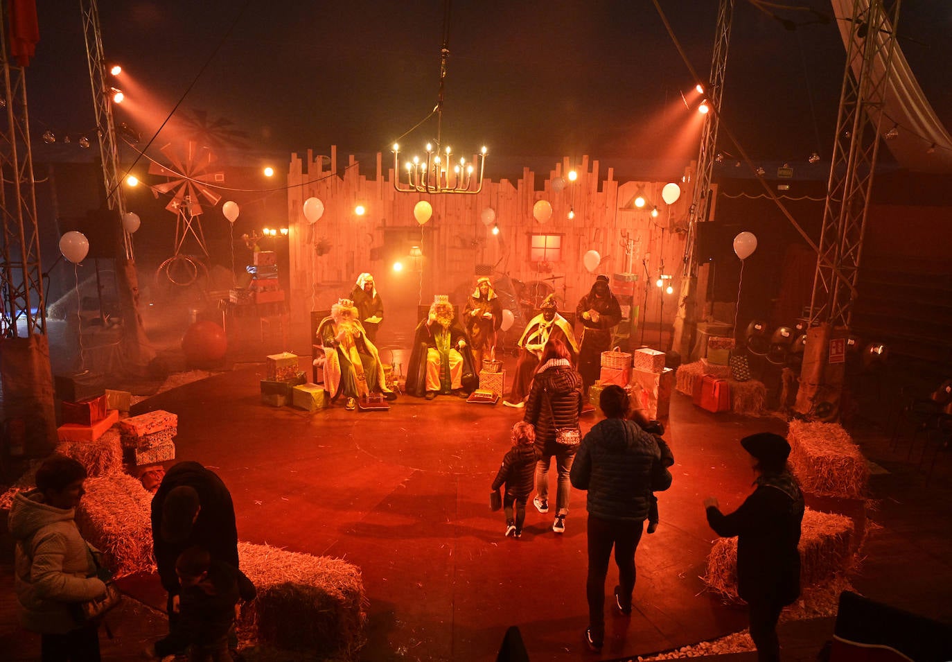 Emoción e ilusión en la entrega de cartas a los Reyes Magos en Tolosa