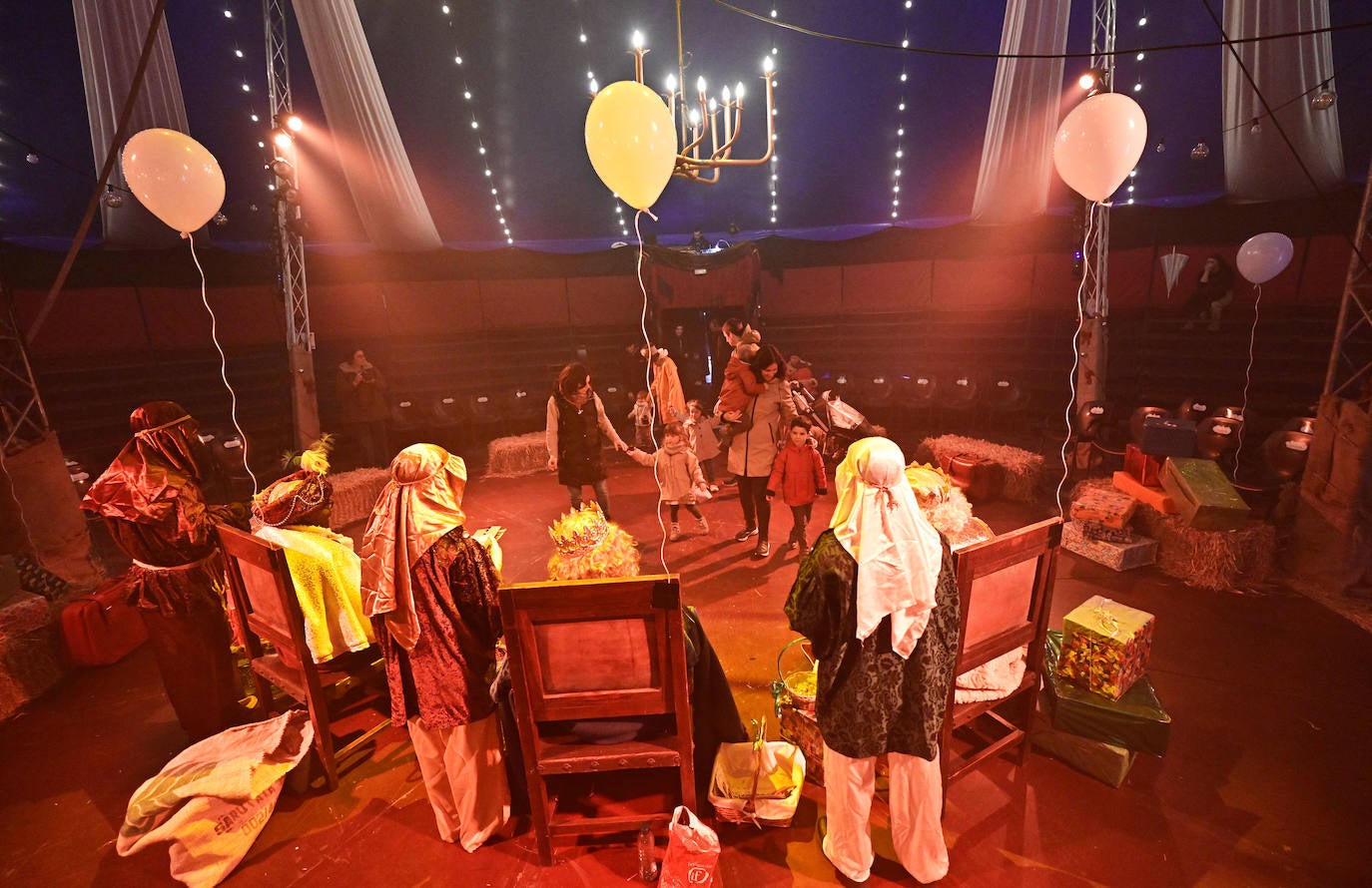 Emoción e ilusión en la entrega de cartas a los Reyes Magos en Tolosa