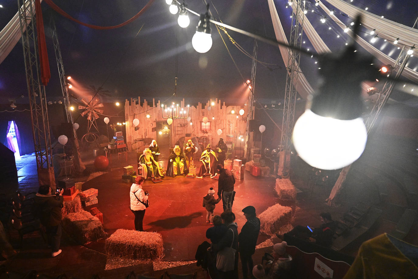 Emoción e ilusión en la entrega de cartas a los Reyes Magos en Tolosa