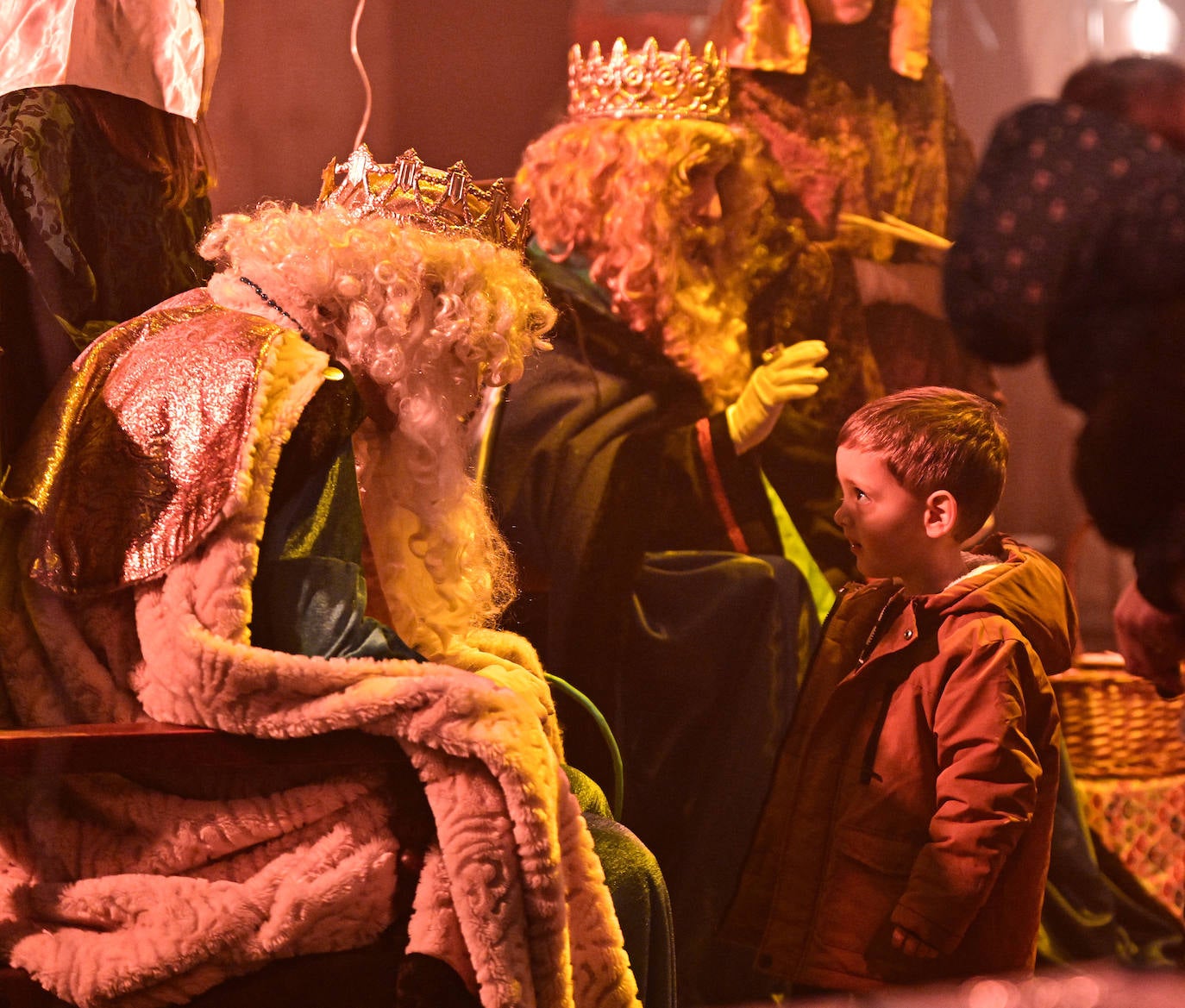 Emoción e ilusión en la entrega de cartas a los Reyes Magos en Tolosa