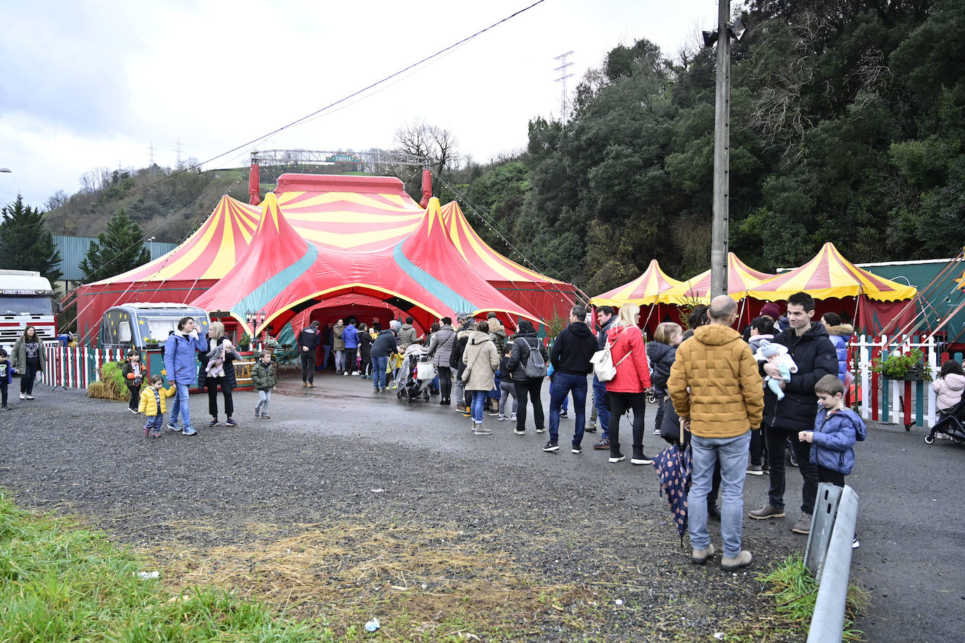 Emoción e ilusión en la entrega de cartas a los Reyes Magos en Tolosa