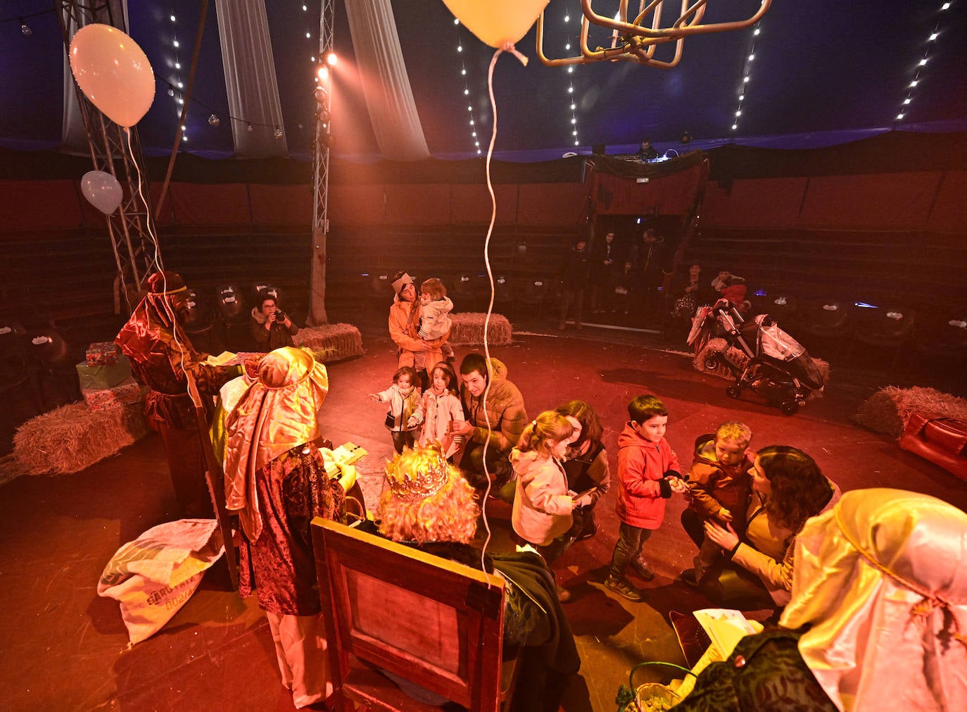 Emoción e ilusión en la entrega de cartas a los Reyes Magos en Tolosa