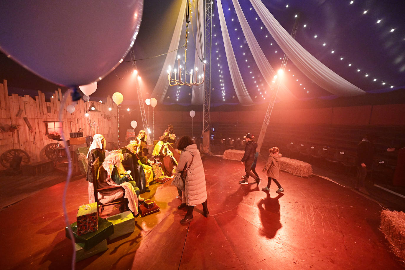 Emoción e ilusión en la entrega de cartas a los Reyes Magos en Tolosa